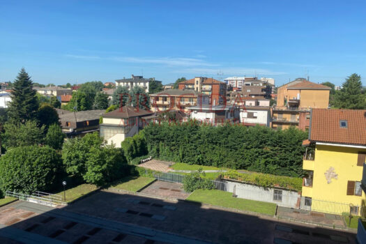 QUADRILOCALE CON BALCONI – VIA CASSANESE