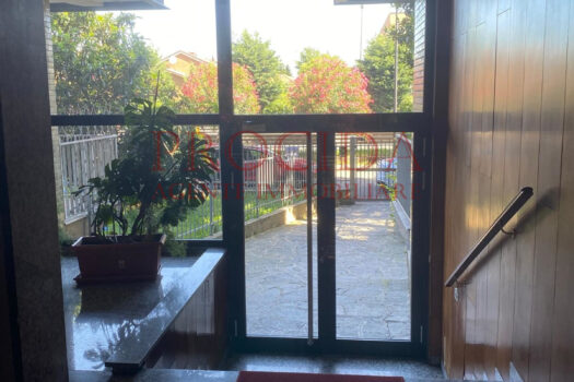 QUADRILOCALE CON BALCONI – VIA CASSANESE