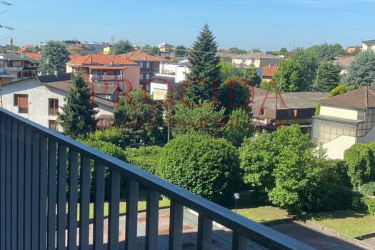 QUADRILOCALE CON BALCONI – VIA CASSANESE